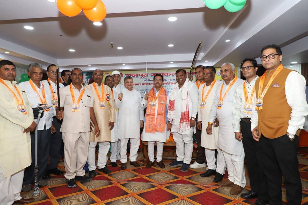 blvermaup's tweet image. महासभा के अध्यक्ष श्री विपिन कुमार डेविड जी, विधायक श्री संजीव शर्मा जी, पूर्व सांसद डॉ अनिल अग्रवाल जी, पूर्व आई आर एस अधिकारी डॉ बनवारी लाल जी, डॉ भरत लोधी जी, श्री पुनीत लोधी जी प्रधानाचार्य एवं अन्य गणमान्य उपस्थित रहे।(2/2)
@AnilagrwalMPBJP
#SanjeevSharma 
#Lodhisamaj