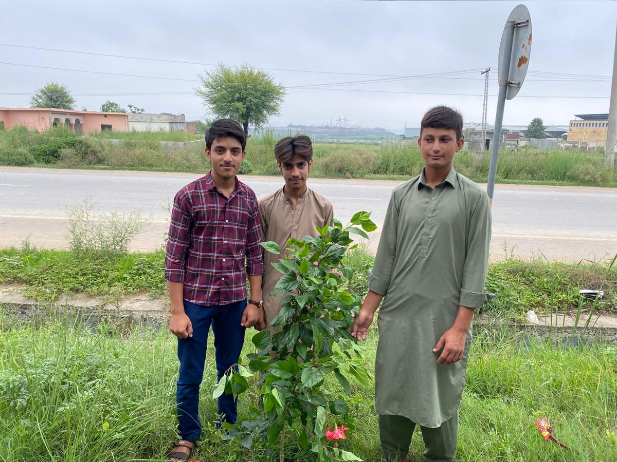 MSMofficialNP's tweet photo. مصطفوی سٹوڈنٹس موومنٹ PP-10 راولپنڈی سینٹرل کی جانب سے گرین پاکستان موومنٹ کے تحت شجر کاری مہم کا انعقاد کیا گیا۔
آئیں! سب مل کر پاکستان کو سر سبز و شاداب بنائیں۔ 💚
.
.
#MSMNPUNJAB #GreenPakistan #MSMPP10 #TreePlantation #MSMOfficialNP #GoGreen #SMTeamMSMNPunjab #MSMRawalpindi https://t.co/lsyGHmxl6x