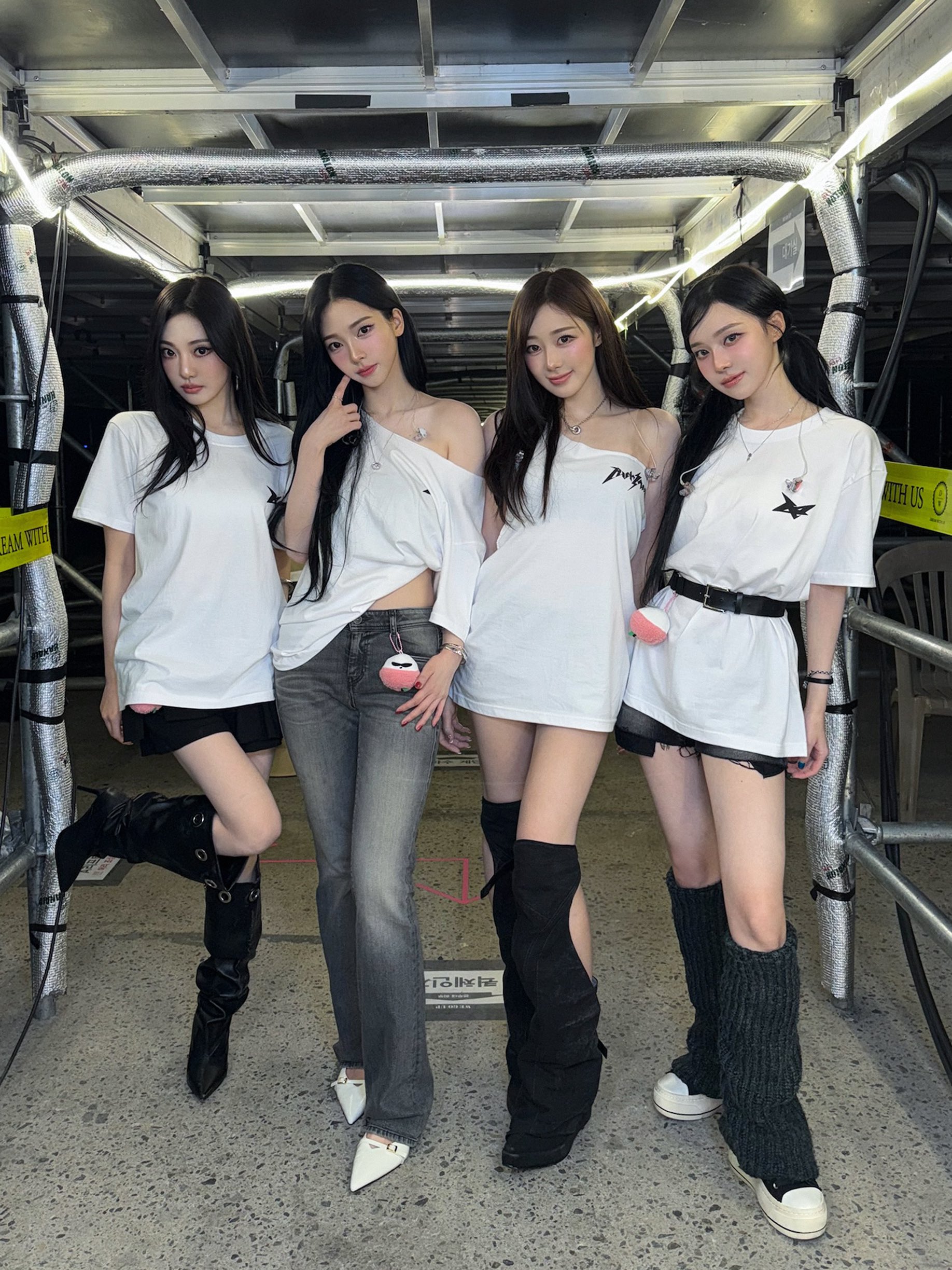 GzrdDkLaAAAXh7K?format=jpg&name=4096x4096