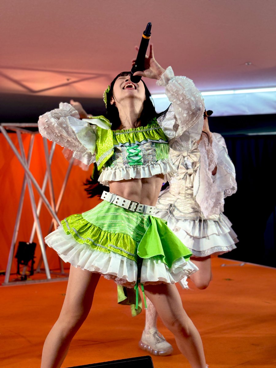 バズってた子、腹筋バキバキだったwww