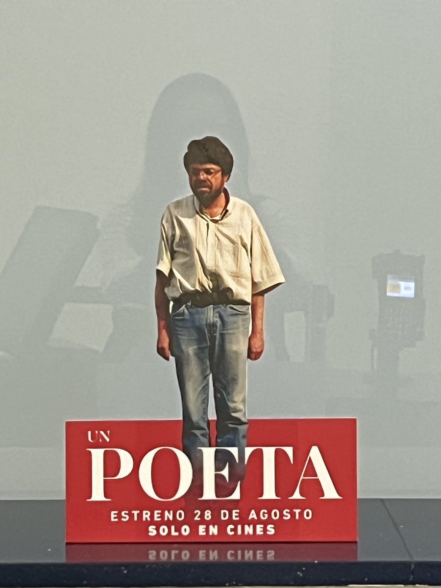 Un tintico en mano y un poeta, jeje. 
Ya en serio, me encantó la película 👏🏼 vayan a cine y véanla, cine colombiano: “Un poeta”.