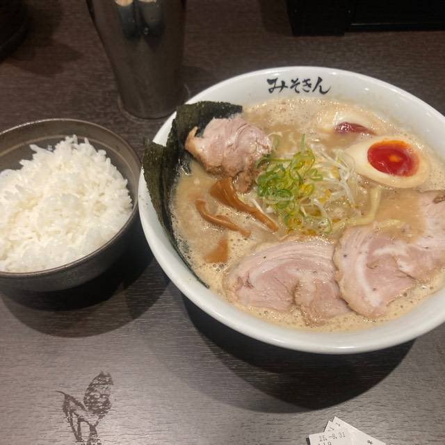 特製みそきん at みそきん

トッピング切り落としチャーシュー100円、ライス250円
ドロリとした濃厚スープはかなりニンニク強め
とりあえず普通に予約なしでも食えるようになってくれ #毎日がラーメン ramendays.jp/post/9bab7480-…
