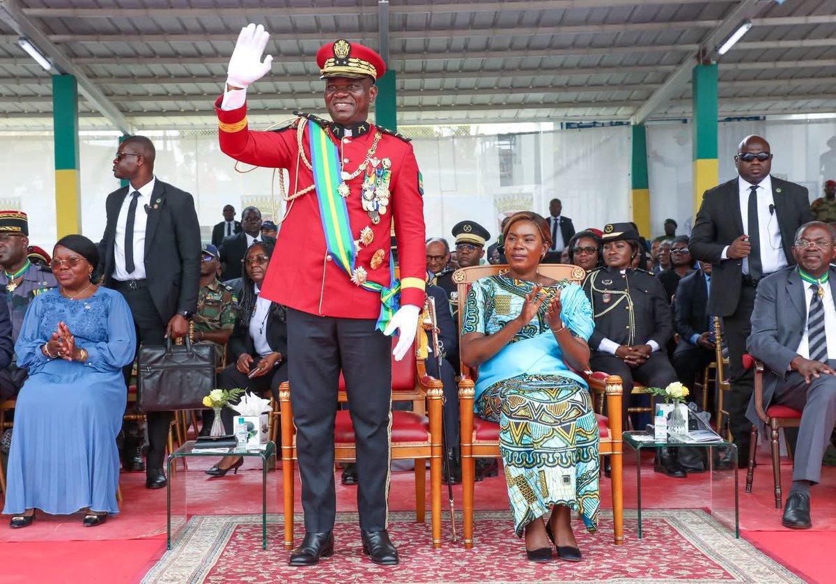 À sa fête de libération, Bobo a sorti sa tenue de commandement… Alors, on doit le classer où finalement : militaire, civil, ou acteur de théâtre ? De mensonge en mensonge, le rôle change 🤥 . #gabon <a href="/oliguinguema/">Brice Clotaire Oligui Nguema</a>