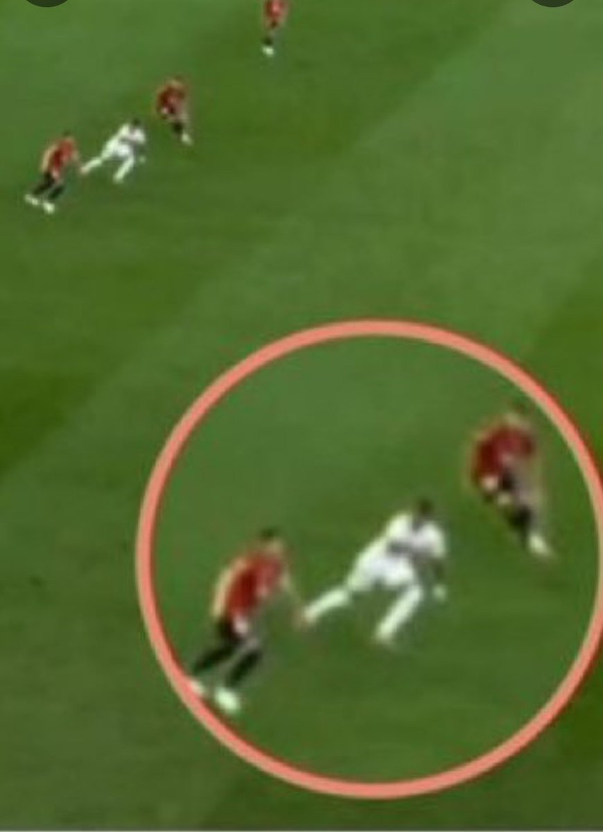 Si miras el corte del césped, te das cuenta que Mbappe, tiene la  pierna de atrás, casi en el corte claro del campo. Y se ve que el defensor del Mallorca, tiene todo el cuerpo en la parte oscura. Pues no sé cómo se las apaña en el <a href="/CTARFEF/">CTA</a> para que en la otra imagen que ponen en