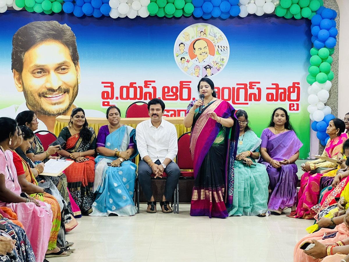 PedadaRamani's tweet photo. విశాఖ ఉత్తర నియోజకవర్గ మహిళా విభాగం ఆత్మీయ సమావేశంలో పాల్గొన్న వై.యస్.ఆర్ కాంగ్రెస్ పార్టీ విశాఖపట్నం మహిళా విభాగం అధ్యక్షురాలు పేడాడ రమణికుమారి గారు https://t.co/zDEO0bw3U8