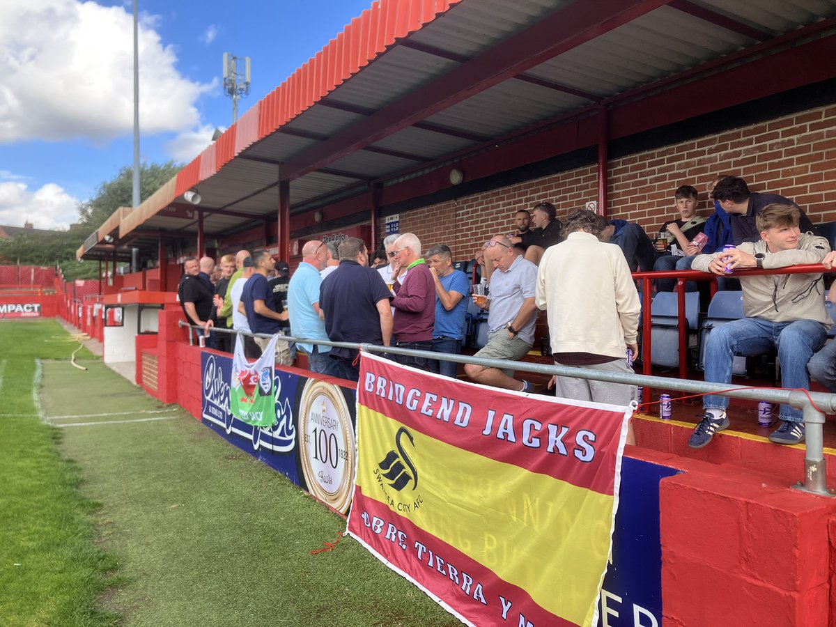 RunningGrump's tweet image. Thanks for the hospitality @AlfretonTownFC yesterday before the @SwansOfficial game against @swfc 🦉🦢
A great welcome for the @BridgendJacks from you all. 
Wishing you the very best for the rest of the season #swans #bridgendjacks