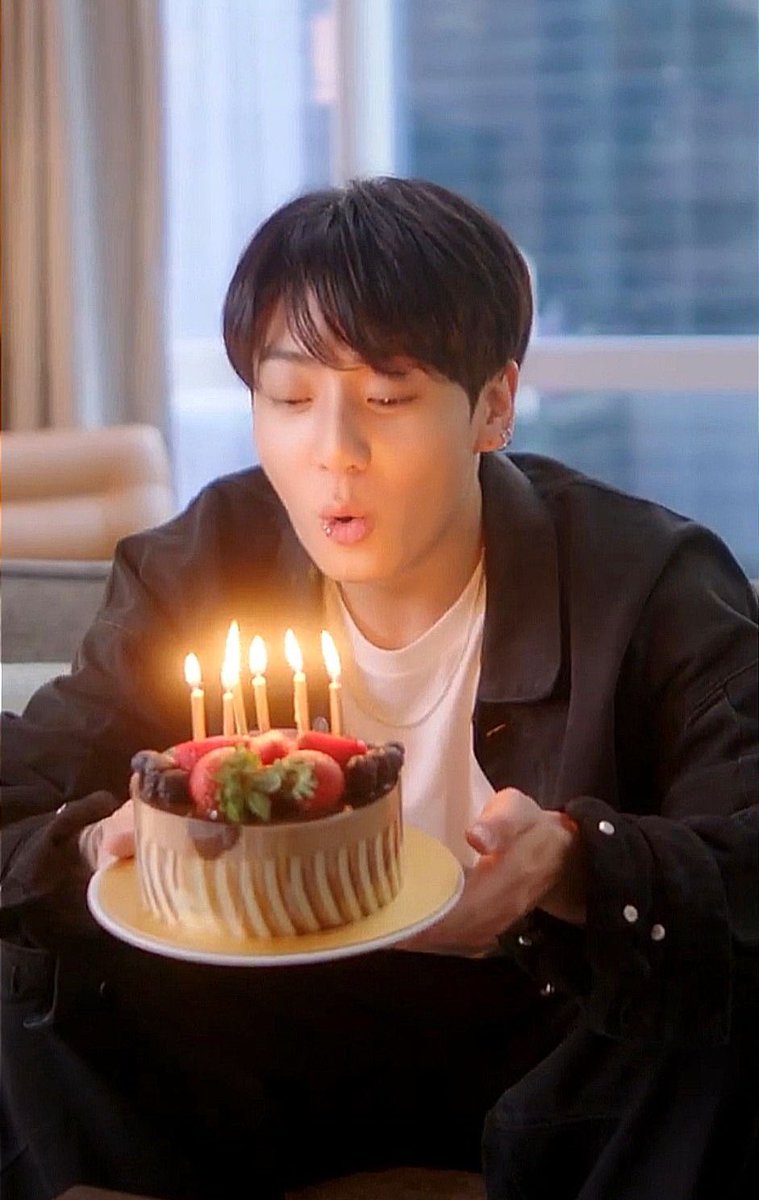 🎀JUNGKOOK BIRTHDAY GIVEAWAY  BECAUSE I’M HAPPY🤩😉

📍 PHILIPPINES 🇵🇭 ONLY 

•8 GOLDEN VINYLS 
•5 set Golden photocards
•7 Jungkook’s moving heads

⋆ Retweet + Like 
⋆ Reply “HAPPY JUNGKOOK DAY” with fave Jungkook’s photo! 
🤍 Ends 9/1 ⋆ 11:59 PM PHT