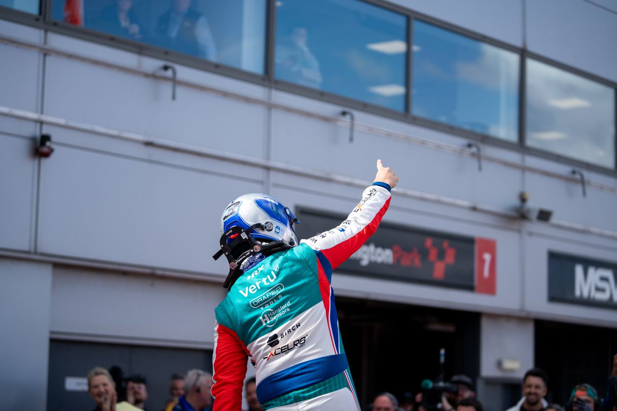 TomChilton_'s tweet image. First place trophies are heavy 🏆

#BTCC #EXCELR8 #TeamVERTU #birchgatwick @VertuMotors @Excelr8M