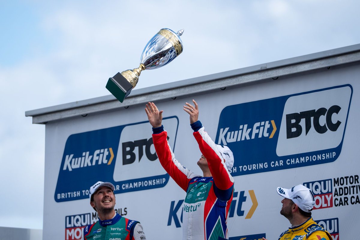 TomChilton_'s tweet image. First place trophies are heavy 🏆

#BTCC #EXCELR8 #TeamVERTU #birchgatwick @VertuMotors @Excelr8M