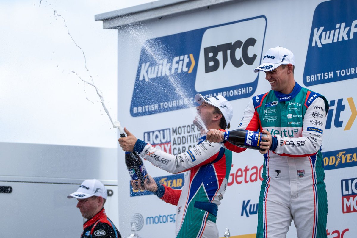 TomChilton_'s tweet image. First place trophies are heavy 🏆

#BTCC #EXCELR8 #TeamVERTU #birchgatwick @VertuMotors @Excelr8M