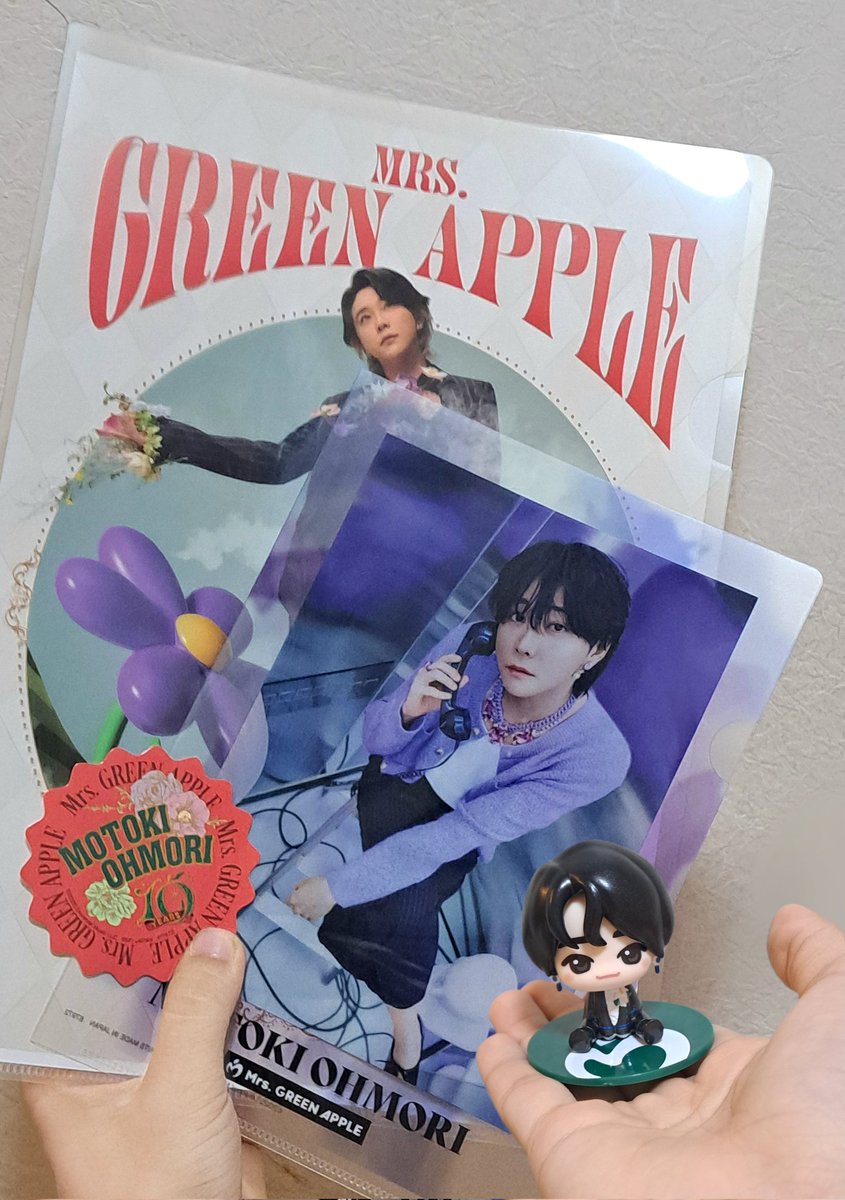 ririwako0804's tweet photo. #MrsGREENAPPLE一番くじ 
引きました！！！！！
昨日朝7時からローソン並んだぜ
Ｃ賞とF賞！！！！！！
わぁい
 #フォロバ100絶対
 #いいねした人全員フォロー 
 #いいねした人全員フォローする https://t.co/i8HWQEwRtg