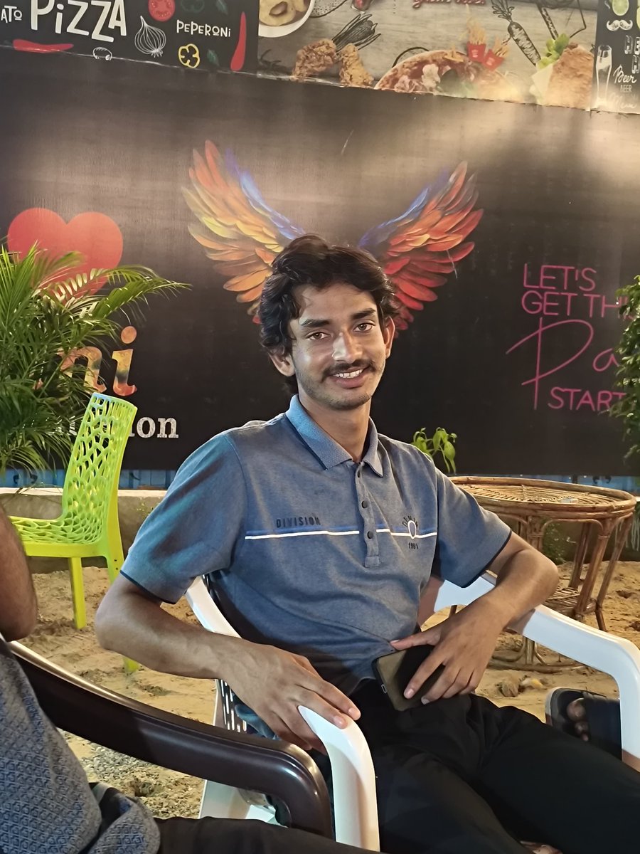 میں ایک کردار کہانی میں نہیں لا سکا ہوں 
خیال کو آخری معنی میں نہیں لا سکا ہوں