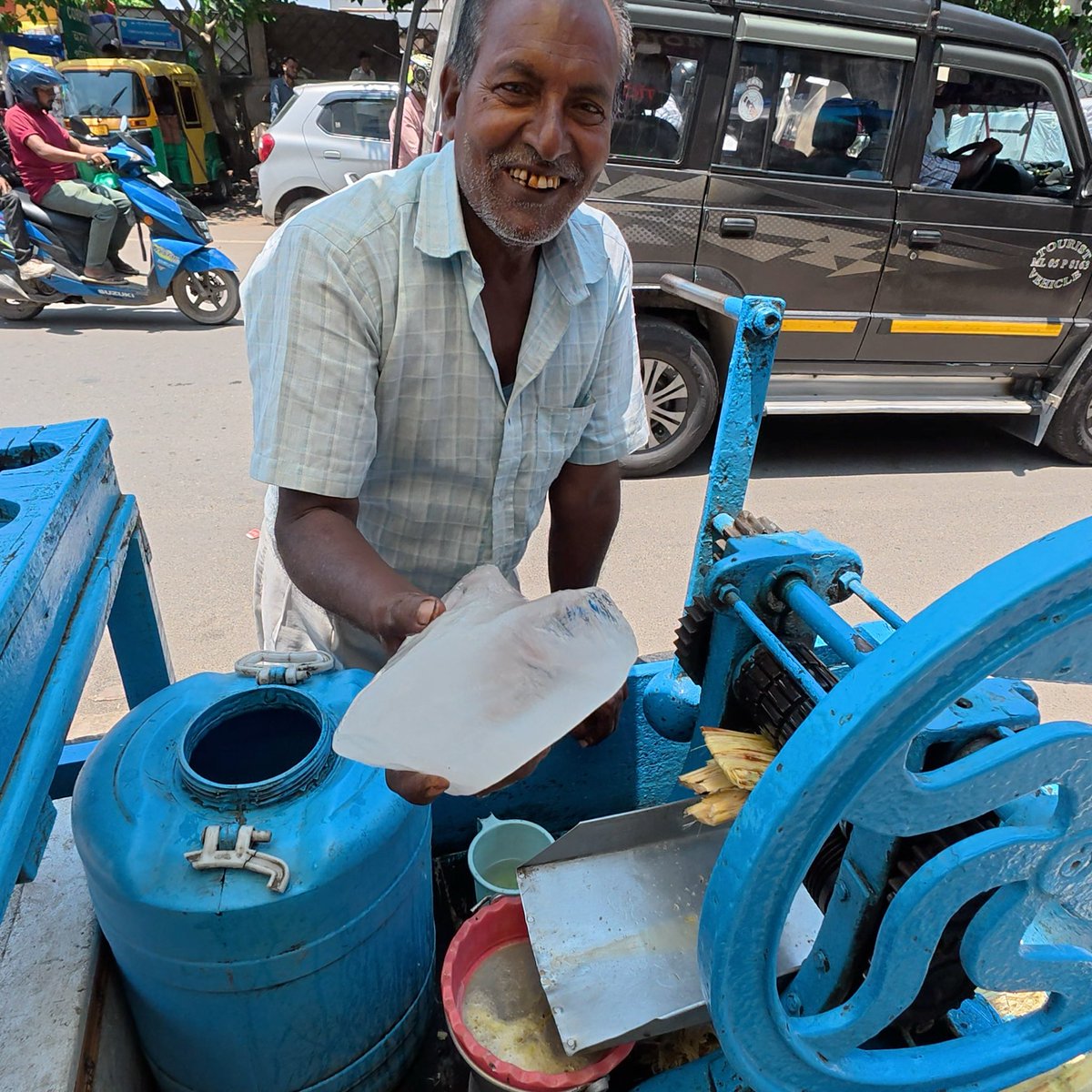 wepergee's tweet image. วันนั้นผมยืนมองพ่อค้าทำน้ำอ้อยสูตรเย็นในอินเดีย… เขาหยิบน้ำแข็งก้อนใหญ่ขึ้นมาล้างน้ำขุ่นๆ จับด้วยมือเปล่าแล้ววางบนถาดรอง ให้น้ำอ้อยไหลผ่านน้ำแข็งก้อนนั้น แต่สิ่งที่สะเทือนใจกว่าคือ ทุกอย่างที่นี่มีค่ามาก แม้แต่น้ำแข็งก้อนเดียวก็ยังต้องใช้แล้วใช้อีก