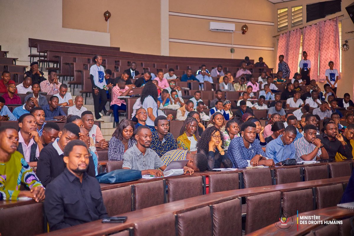 💠💠💠💠💠
S.E <a href="/SamuelMbemba4/">Maître Samuel MBEMBA KABUYA TANDA</a>  a pris part, ce samedi 30 août, à l’UNIKIN, à une conférence organisée par le département des Droits de l’Homme sur le thème : « La protection des victimes des conflits armés à l’est de la République Démocratique du Congo ».

<a href="/droitshumainscd/">Ministère des Droits Humains RDC</a>