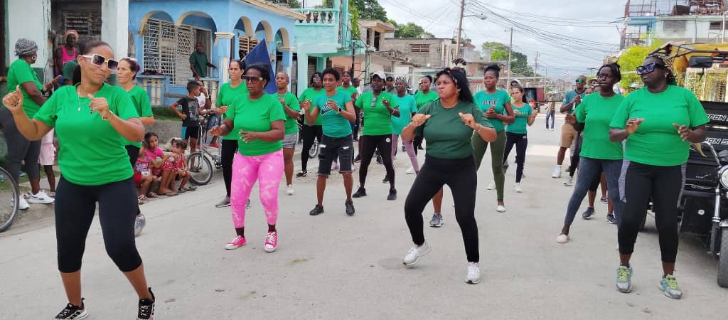 Ernys Bess (@ernysbess) on Twitter photo <a href="/ernysbess/">Ernys Bess</a>
Desde #MiGuantánamo
Con mucha alegría y entusiasmo el INDER municipal realiza el cierre del #VeranoSiempreJoven cn variadas actividades físico recreativas y una efusiva bailoterapia
#JuntosPodemosMás
#Cuba
<a href="/PartidoPCC/">Partido Comunista de Cuba</a>
<a href="/ElAvile67/">El Avileño</a>
<a href="/YamileRamosCord/">Yamilé Ramos Cordero</a>
<a href="/YelenysLasTunas/">Yelenys Tornet Menéndez</a> <a href="/ernysbess/">Ernys Bess</a>
Desde #MiGuantánamo
Con mucha alegría y entusiasmo el INDER municipal realiza el cierre del #VeranoSiempreJoven cn variadas actividades físico recreativas y una efusiva bailoterapia
#JuntosPodemosMás
#Cuba
<a href="/PartidoPCC/">Partido Comunista de Cuba</a>
<a href="/ElAvile67/">El Avileño</a>
<a href="/YamileRamosCord/">Yamilé Ramos Cordero</a>
<a href="/YelenysLasTunas/">Yelenys Tornet Menéndez</a>