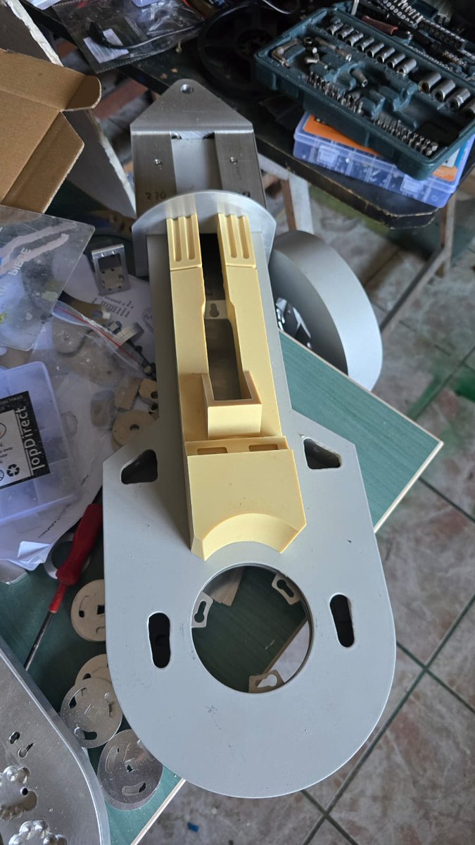 R2BuildersSpain's tweet photo. ¿Como son nuestros fines de semana? 
Pues de curro trabajando en nuevos droides ... Nunca se para 
#r2d2builderspain #droidbuilders https://t.co/K7jbPqK3eo