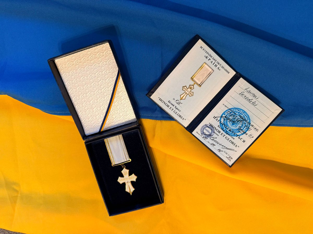 "Uzņēmēji mieram" apbalvoti ar baltо krustu “HONOR ET GLORIA” 🇺🇦
Šo krustu piešķir ārvalstu labdarības organizācijām, kuras sniedz būtisku palīdzību Ukrainai kara laikā.
Krusts ir pateicība ikvienam ziedotājam: ar katru kravu mēs  apliecinām, cik stipra ir mūsu ticība uzvarai💪💪