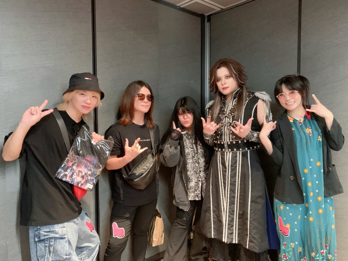 昨日に引き続き
#聖飢魔II vs #BABYMETAL 
#悪魔が来たりてベビメタる😈🦊

今日は改臟人間揃っての応援！
RENOさんの勇姿に大興奮でした！
陛下の魔力も感じたのできっとどこかで見守ってたかもですね🤭

RENOさん！
2daysお疲れさ魔でした😈✨️

次は #地球魔界化計画第II章 で爆音祭りだっ🔥