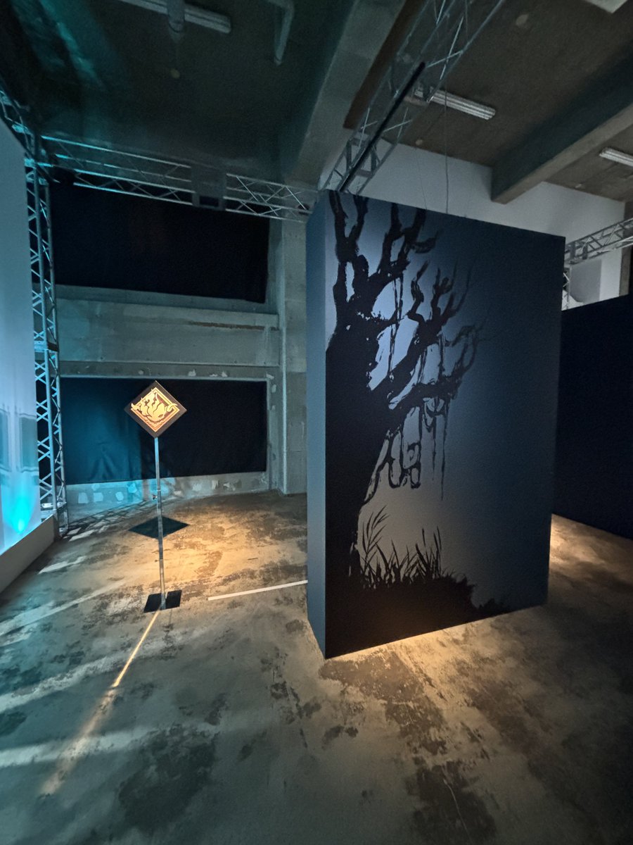 最終再臨展、良かったなぁ
水着鯖のレイヤー分けされてるアクリル印刷とか（写真だと見づらいけどメルトの海面から下が奥に印刷されてる）金箔の印刷とか、一部が盛りあがる印刷とか、技術を堪能しました。レイアウトでオベロンが特別扱いなのめちゃ良いよね…