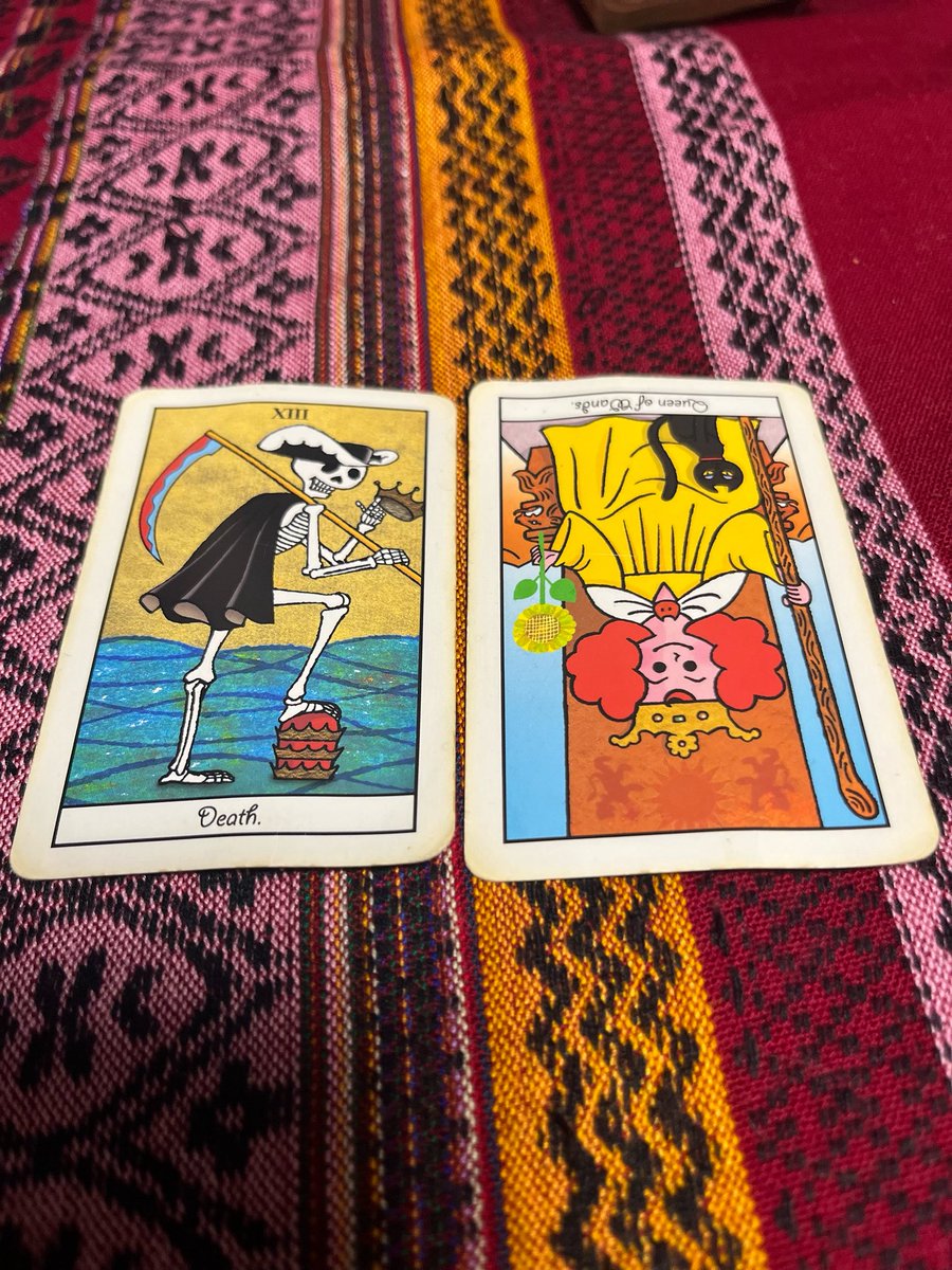 ここんとこ猫型配膳ロボットを追いかけています。いつも空振りするので占ってみた。右は瀬田店。ワンドのクイーン、猫おるけどw逆位置。左は柳が崎。死神。そもそもおらん。瀬田店に行ったら忙しく配膳ロボットが働いてるのは見たけどお座敷に通されて会えず。逆位置の解釈の見本。　#マカロンタロット