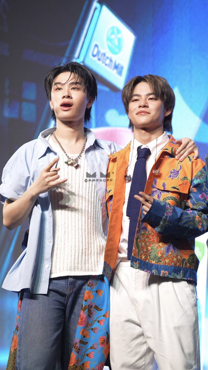 Corgi and Maltese 🐶🐶

#DutchMillxBUS #DutchMillPowerBUSstation #BUSbecauseofyouishine 
#THAIchayanon 
#MARCKRIS