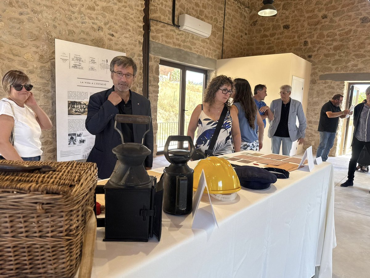 BOT | Acompanyo el conseller @VilaFX en la visita a Bot, on hem parlat de llengua, cohesió i territori amb l’alcaldessa Núria Mulet. 

Tanquem la jornada amb l’exposició En temps del tren.

#PolíticaLingüística #TerraAlta #CohesióSocial #IntegracióLingüística #MemòriaHistòrica