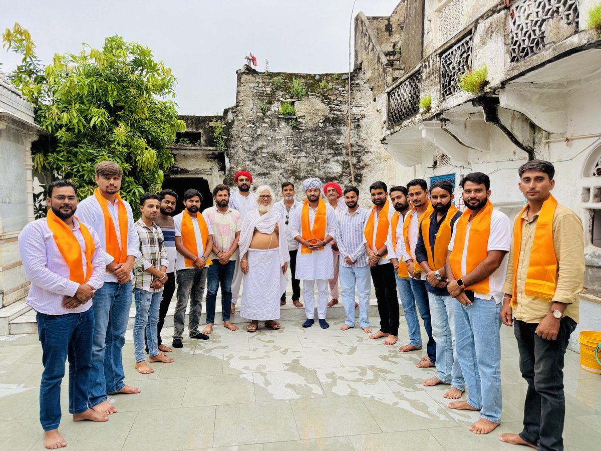 ShivprakashGjr's tweet image. श्री चारभुजा नाथ जी की जय...🙏

आज #राजसमंद पहुंचकर &quot;श्री चारभुजा नाथ जी” मंदिर में दर्शन कर आशीर्वाद प्राप्त किया। साथ ही, इस अवसर पर क्षेत्रवासियों की सुख और समृद्धि के लिए प्रार्थना की।

#CharbhujaNath #Rajsamand #Rajasthan