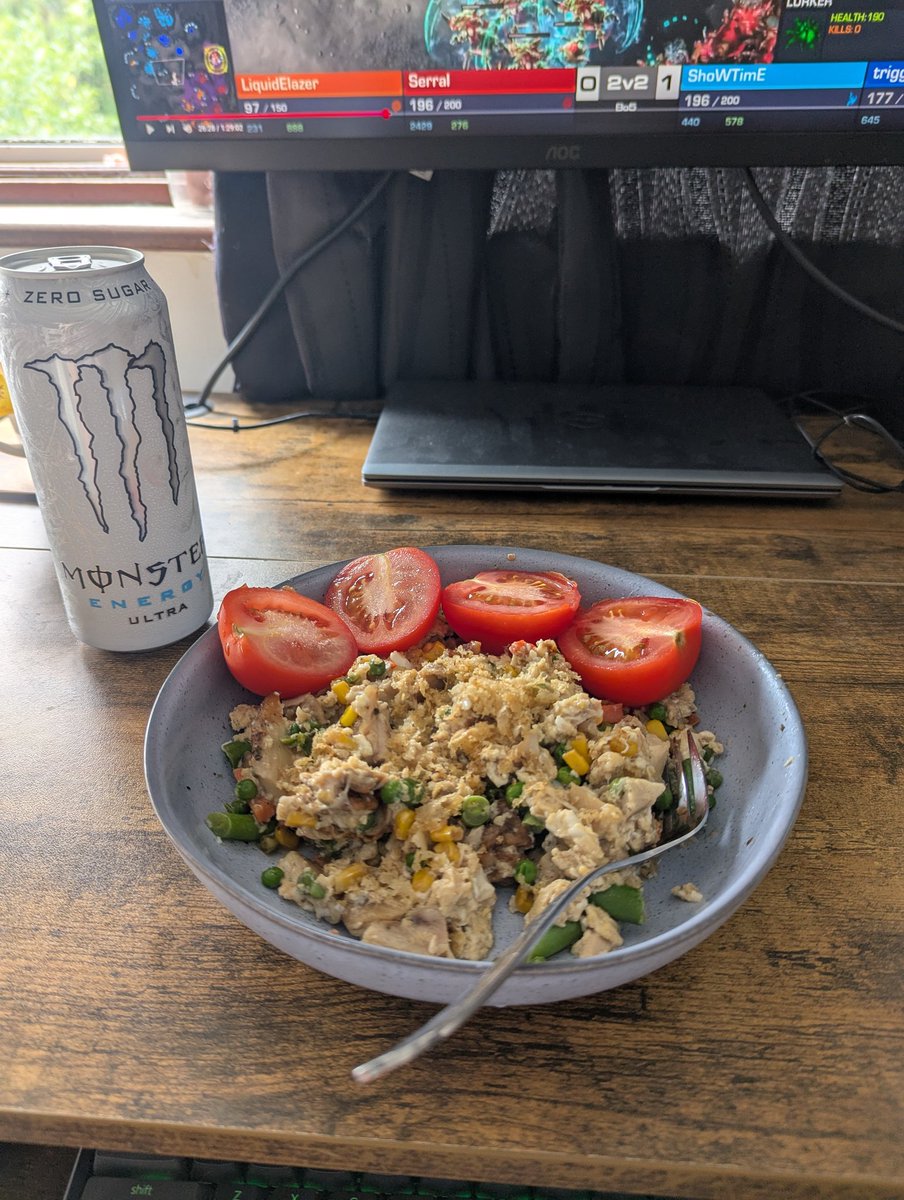 Each time I cook I'm persuaded that my presentation is meh at best. Leftover chicken, some frozen veg and eggs. Breakfast, init