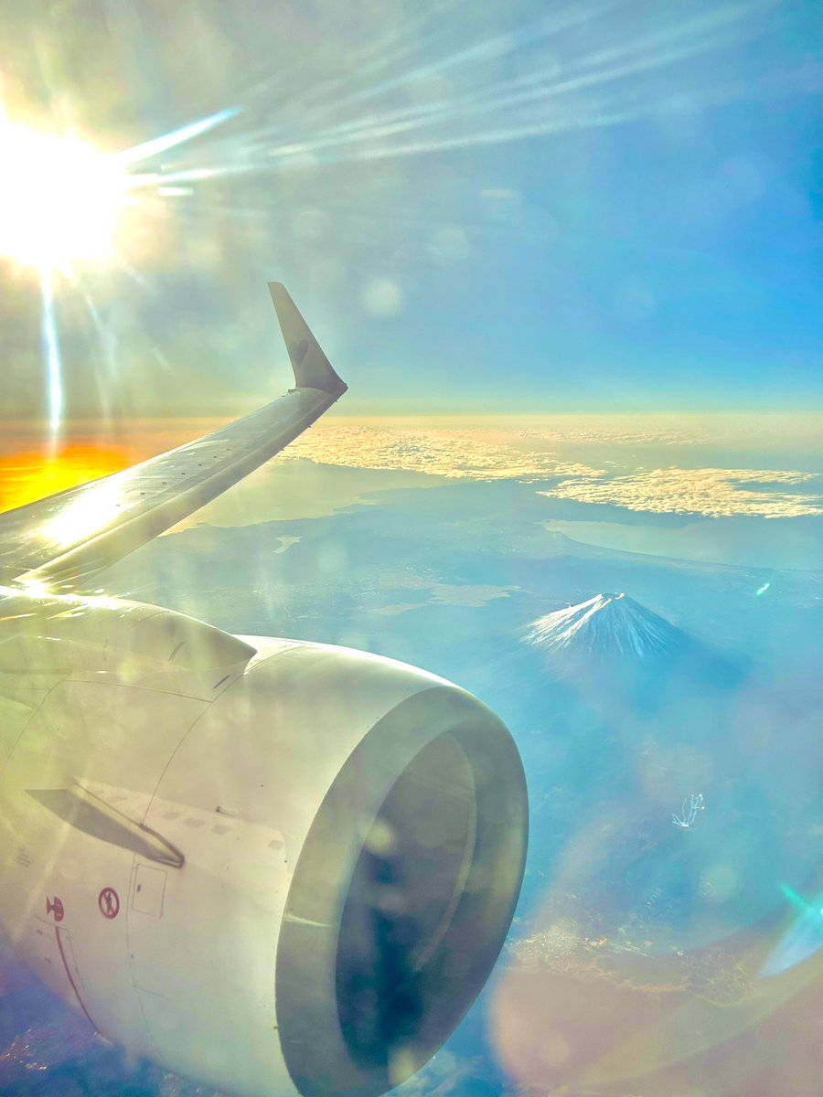 チラシの裏面が発表されました🔥✨
右上をご覧ください！あらすじも公開です🔥必見👀
写真は今年の元旦に飛行機に乗った時の
富士山と初日の出です🌅
窓がめっちゃ汚れてますがそんなこと気にならないくらい輝いてます！
僕もこうなれるよう頑張ります！🔥
発売まであと1日👊
#ナシカ座
#かみおち