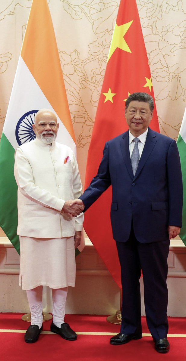 चीन को लाल आंख दिखाने की बात करने वाले मोदी जी ने चीन जाकर चीन से हाथ मिला लिया 😕