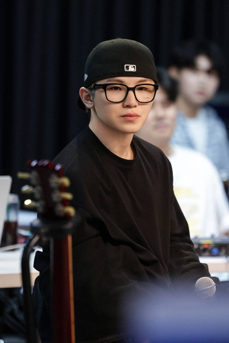 shit woozi is so attractive like how is he even real.