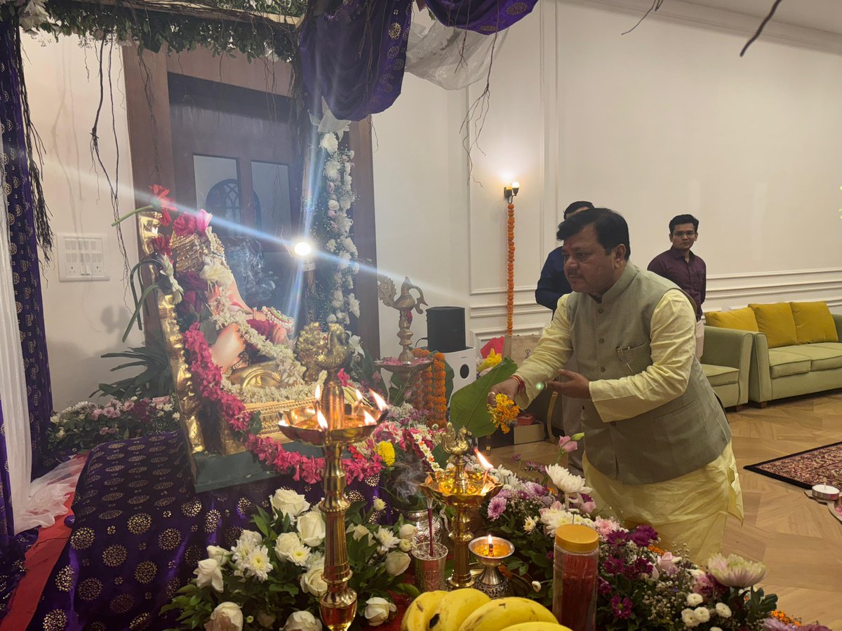 Pankajamunde's tweet image. गणेशोत्सवानिमित्त आ.प्रवीण दरेकर आणि आ.प्रसाद लाड यांनी रामटेक या निवासस्थानी भेट देऊन गणपती बाप्पाचे मनोभावे दर्शन घेतले..
@PrasadLadInd @mipravindarekar

#Ganeshotsav #गणेशोत्सव #गणपति_बप्पा_मोरया卐