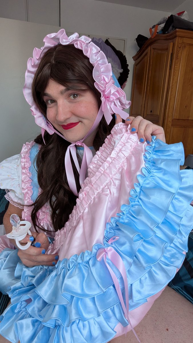 Last week it was the first time I tried a full siss baby outfit 😳🙈😳🙈  I must admit I loved it !
And I had to do a diaper punishment, wear it for +12h 😳🙈🙈🔥🔥 It was sooo humiliating