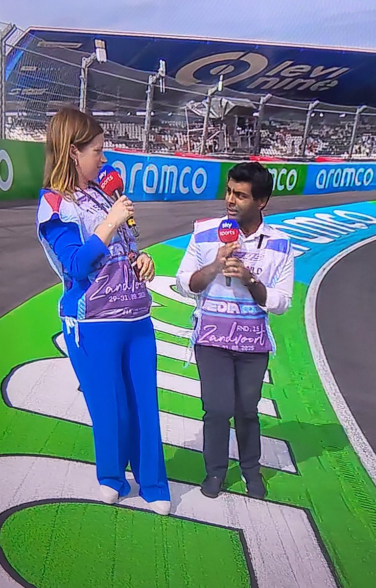 FergusLogan4's tweet photo. #F1 how small is @karunchandhok??? https://t.co/PA4v9pKoRp