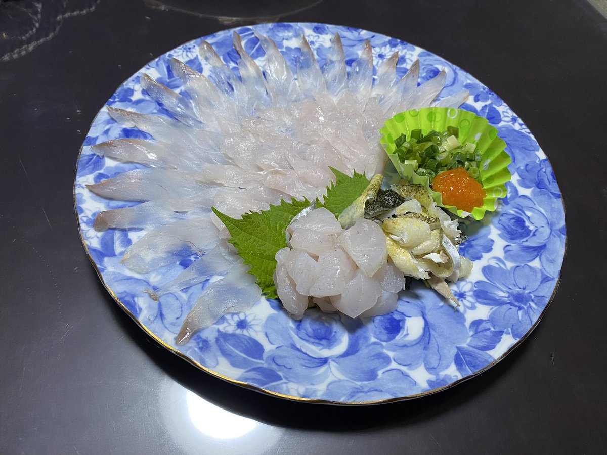 king42433701's tweet photo. マゴチの刺身美味すぎました😁 https://t.co/PFX9Liw4wj