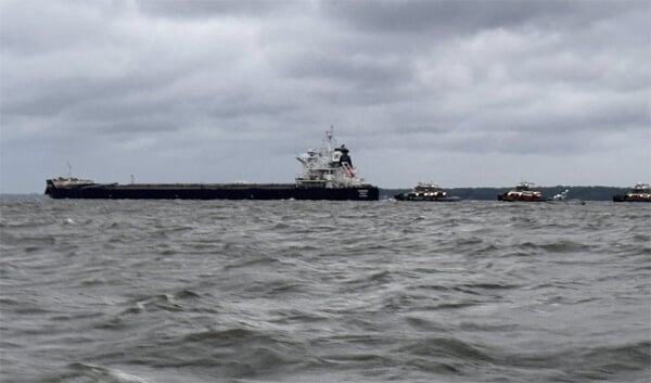 themaritimenet's tweet photo. Shipping channel in Baltimore has quickly reopened. The W-Sapphire blew an opening during an explosion, but there were no injuries, just an immediate, swift reaction.
Teamwork + speed = business afloat ✅
#explosion #shipping #maritime #baltimore #ports #portrecovery #teamwork https://t.co/efIdRjljIv