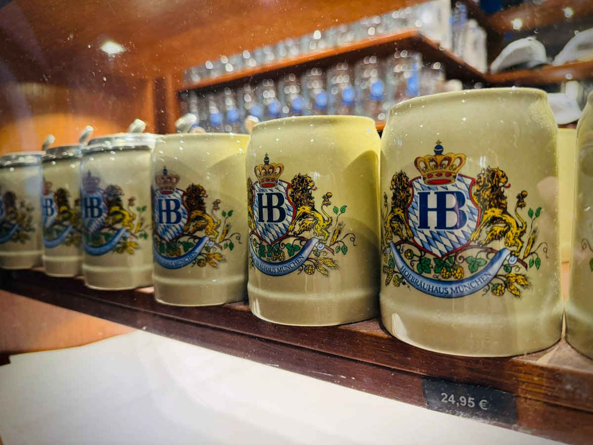 It's nice to stay in the sea in this weather, don't forget to drink some beer😎🌊⛵️