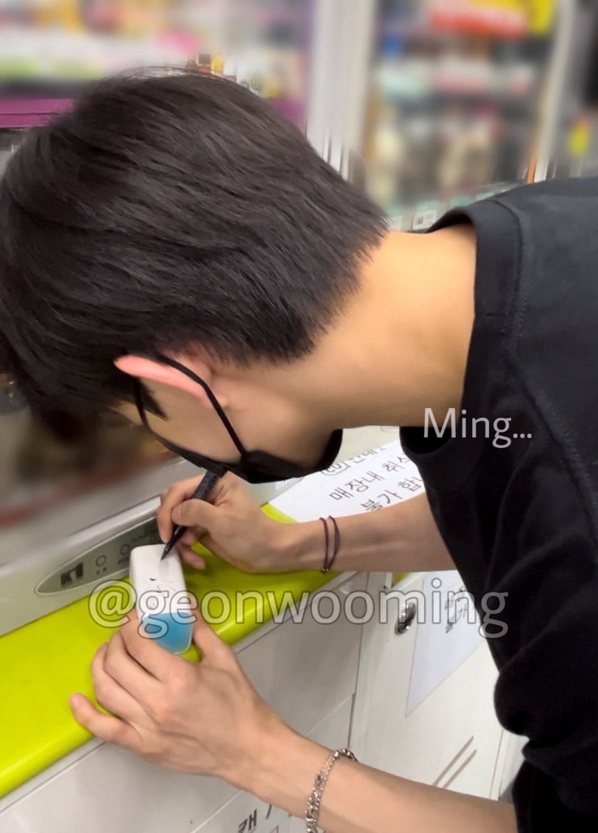 コンビニでわざわざペンを買ってサインしてくれたゴヌくん⇽どこまで優しいのこの人…惚れてまうやろ
 #ボイプラ2 #김건우 #KIMGEONWOO #キムゴヌ
