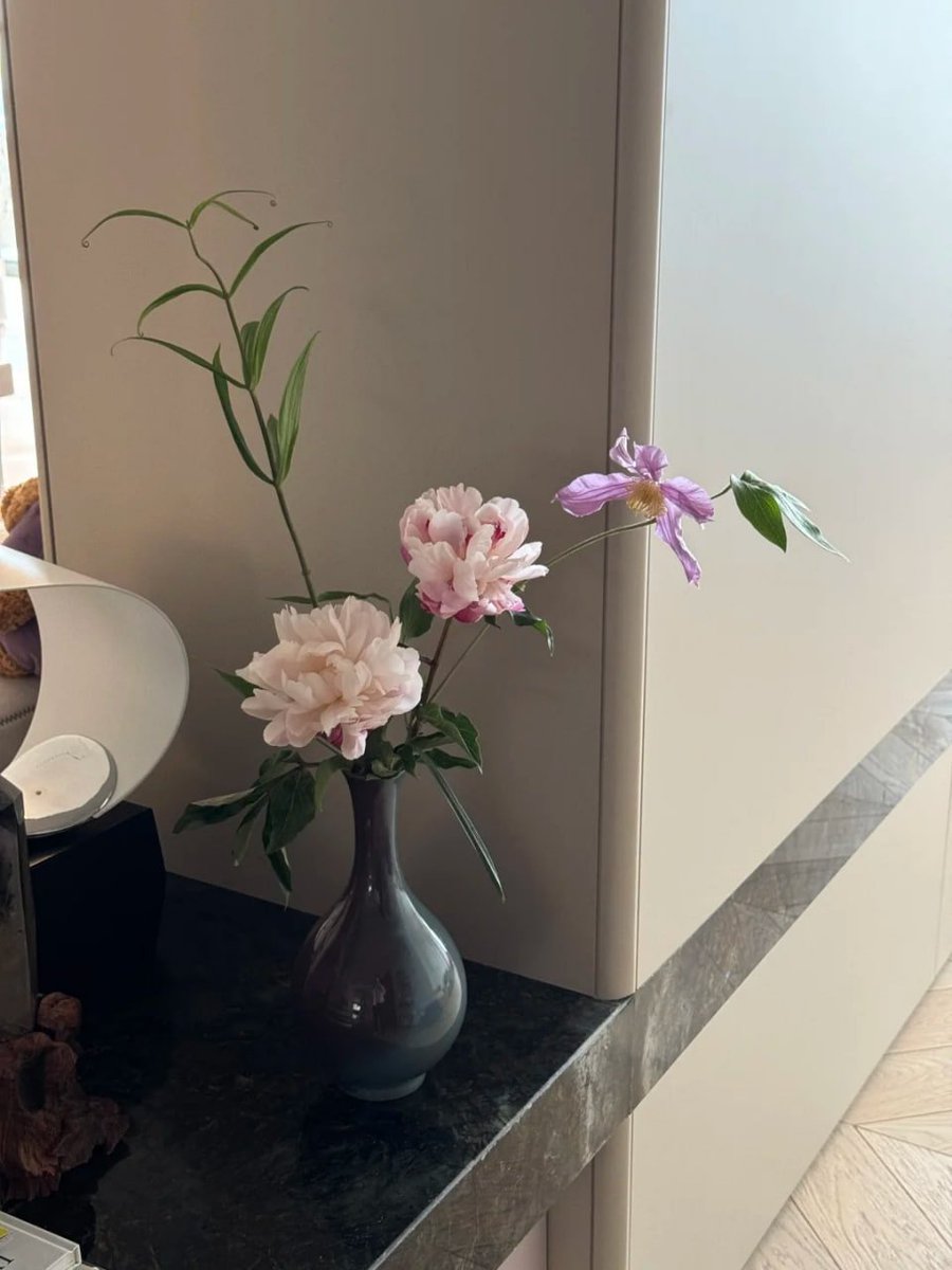 A touch of nature’s poetry in a vase 🌸