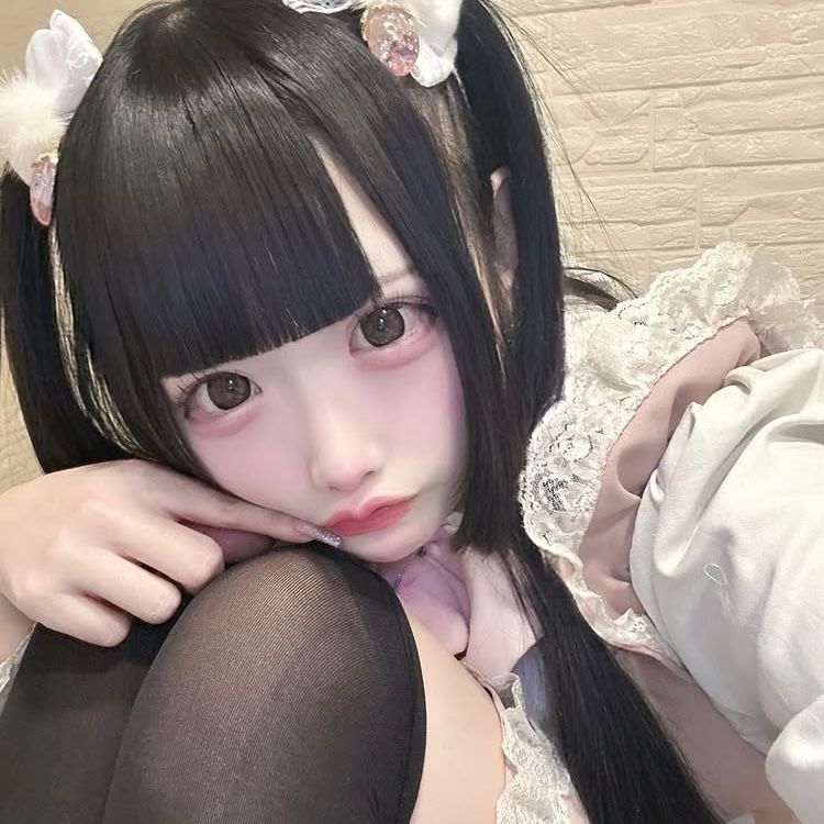 ┈┈┈┈┈┈♰ ┈┈┈┈┈┈ 
𝔪𝔦𝔫𝔢 
❤︎絶対死守！前髪を崩さないコツ❤︎
地雷ちゃんの命とも言える前髪！保存して参考にしてね✊🏻
┈┈┈┈┈┈♰ ┈┈┈┈┈┈