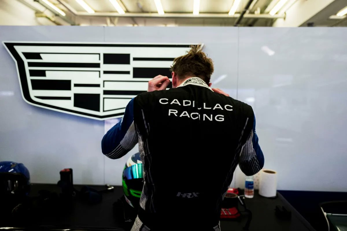 Con el anuncio oficial de Checo 🇲🇽 y Bottas 🇫🇮, Cadillac puede tachar otro requisito de la lista de imprescindibles para debutar en #F1: 

Team principal ✅
Patrocinador ✅
Motor ✅
Pilotos ✅
Reserva ❔
Livery ❔