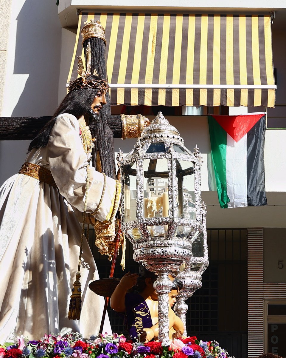 ✝️ El Nazareno camina… y en su mirada, el dolor del mundo.
Hoy, bajo su cruz, también pesan las guerras, el exilio, el hambre, el miedo.

💔 Rezamos por todas las víctimas de la violencia,
por quienes han perdido su hogar,
por quienes huyen con lo puesto,
...