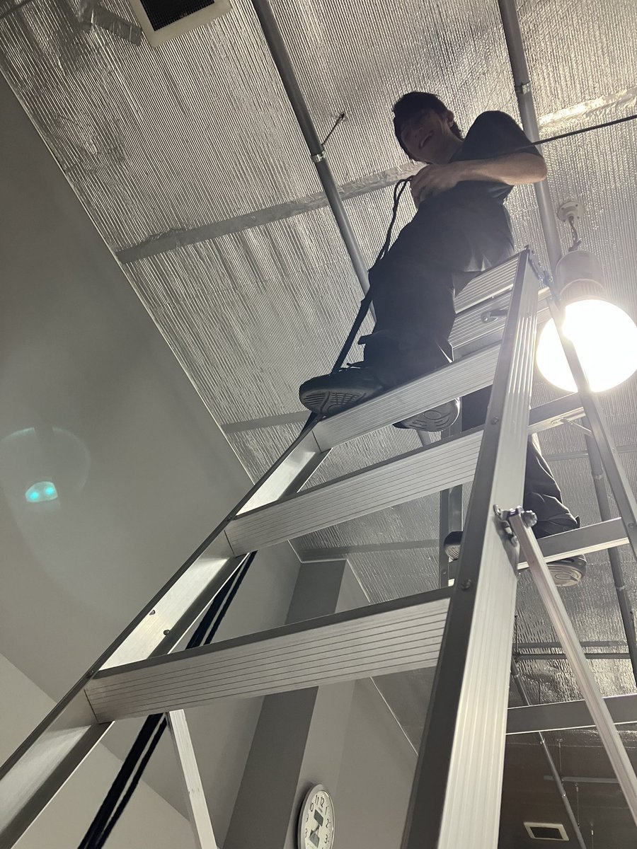 tetuK60's tweet image. 品川での稽古は本日最終日。。。
本番さながらに建て込んだ稽古場バラシでございました‼️
舞台監督助手の牛島ウッシーと、
ナント‼️出演者の鈴木しょーんが自ら積極的に参加してくれました❣️
デキル２人に助けられました‼️
しょーん、ウッシー、ありがとうさん❣️
さて、明日から小屋入りデス‼️