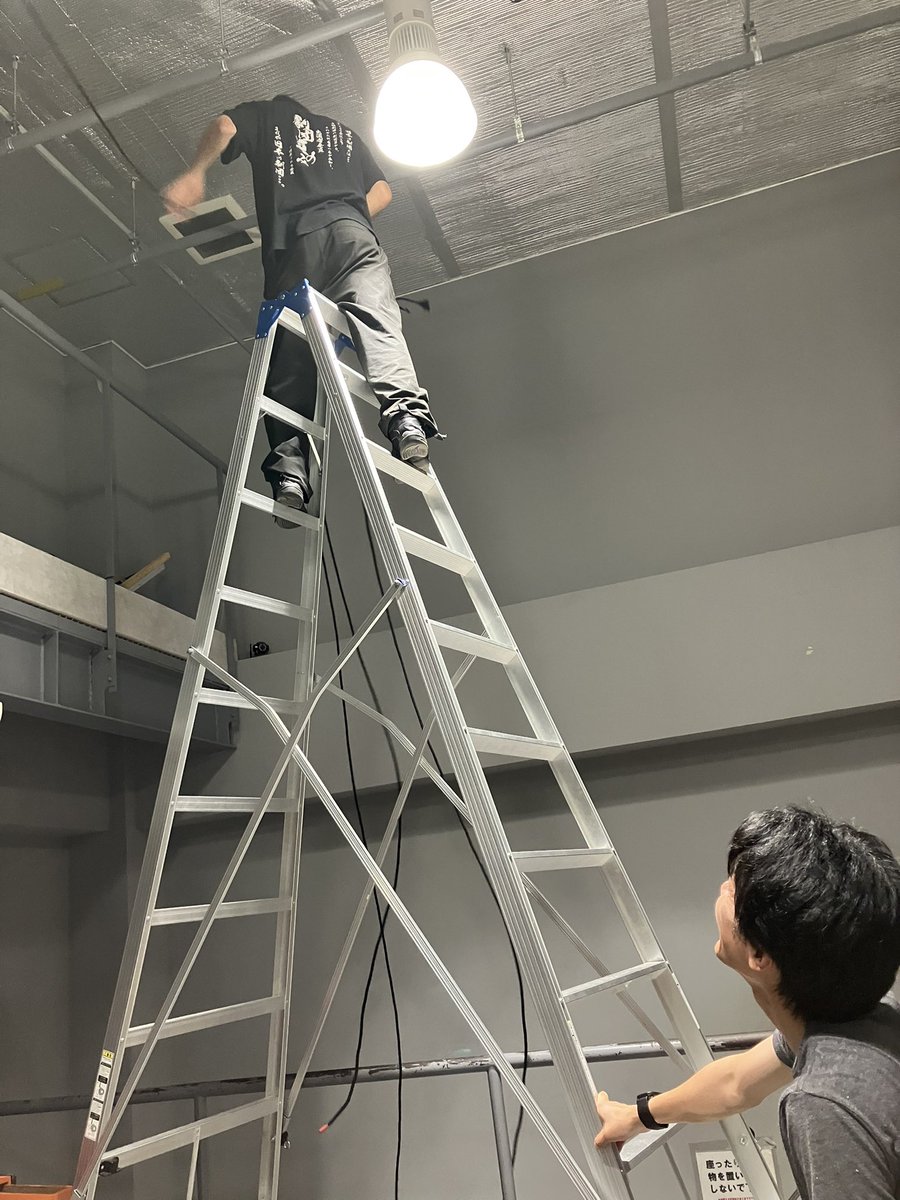 tetuK60's tweet image. 品川での稽古は本日最終日。。。
本番さながらに建て込んだ稽古場バラシでございました‼️
舞台監督助手の牛島ウッシーと、
ナント‼️出演者の鈴木しょーんが自ら積極的に参加してくれました❣️
デキル２人に助けられました‼️
しょーん、ウッシー、ありがとうさん❣️
さて、明日から小屋入りデス‼️