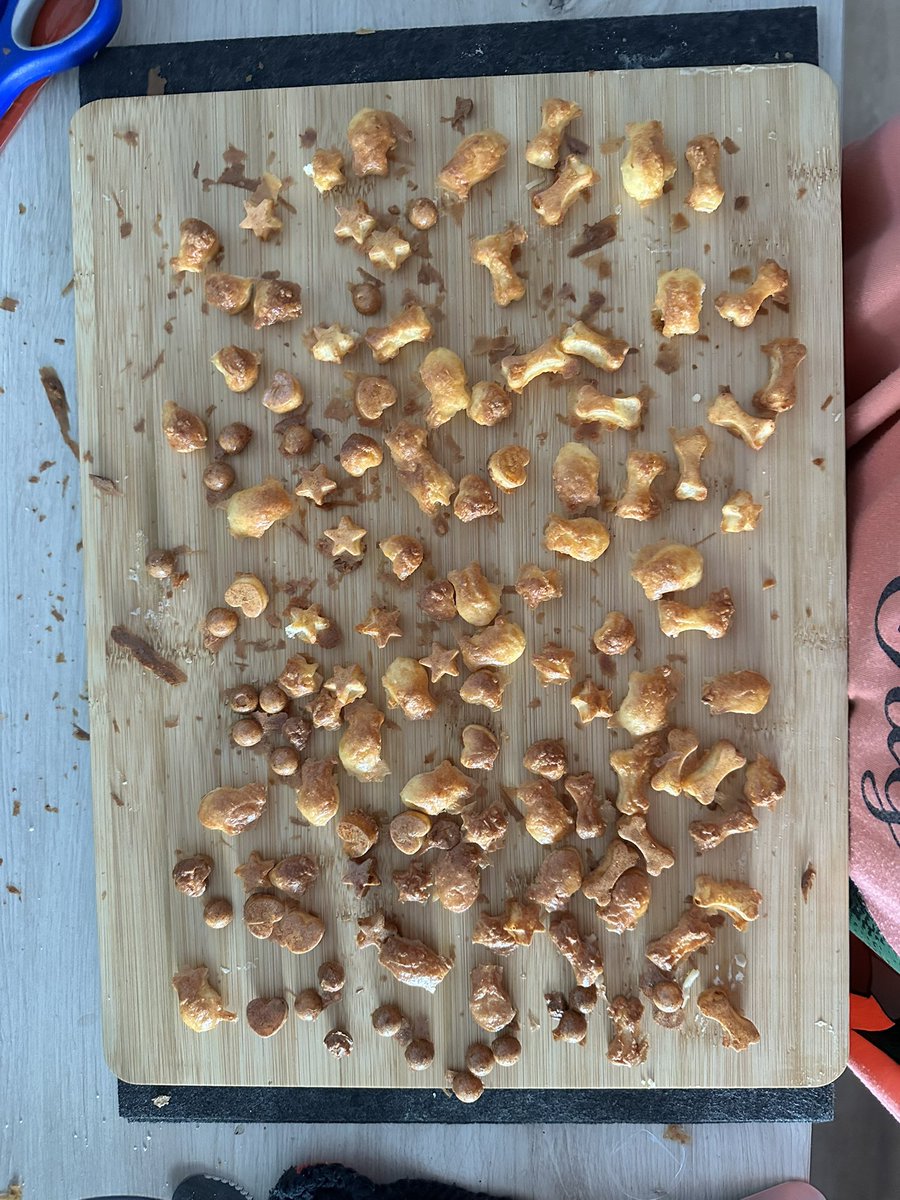 Schau mal, Herr Hundeschänderpapa <a href="/MNuenning/">Big M 🦮🐾🦮🐾 </a> :
Mama hat heute aus Deinem Buch für mich gebäckert 🤩 Das war die zweite Matte. Die erste ist nicht so gut, die war wohl nicht lange genug im Ofen