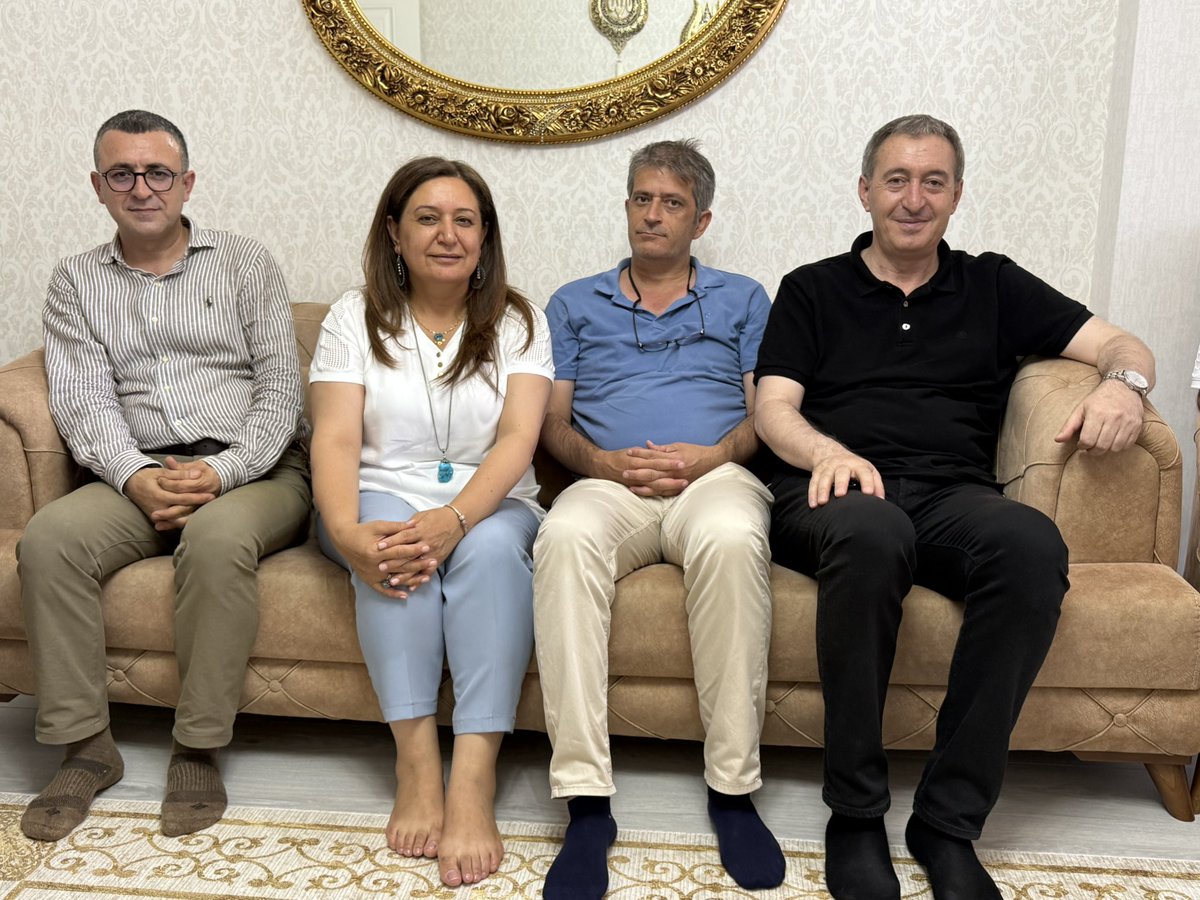 Hevserokê me yê Giştî Tuncer Bakirhan, hevserokên me yên bajêr, parlamenter û rêveberiya partiya me çûn serdana Denîz Guzel, Çetîn Arkaş û Veysî Aktaş ku piştî 30 salan ji girtîgehê derketin. 

Em careke din xêrhatina hevalên xwe dikin.