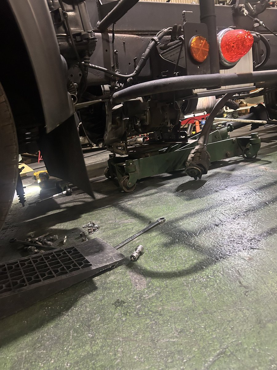 JZX4444's tweet photo. 自社の積載車クラッチ交換
ズタズタのボロボロ
復活したのでいつでもレッカー出来ますよ👍 https://t.co/xWp9y8Coki