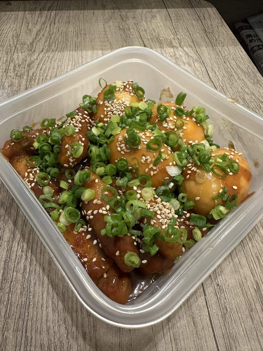 やっと作り置き終わりました( ´Д｀)=3 ﾌｩ

ブロッコリーの味噌＆マヨ＆鰹節敢えて
胡瓜と鶏ささみのピリ辛ニンニク和え
鮭のチャンチャン焼き
豚バラの何ちゃってチャーシュー

コレで今週乗り切れるかな(ﾟдﾟ)(｡_｡)(ﾟдﾟ)(｡_｡) ｳﾝｳﾝ
