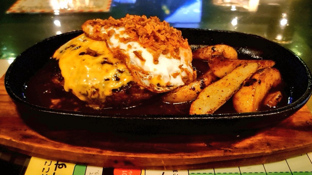 KSDpizzaofdeath's tweet photo. 日曜深夜の贖罪…(※先週)
ハンバーーーグ!٩(๑òωó๑)۶
厚木はまさかの約5ヵ月振り!笑
ハンバーグ(250g)
オリジナルソース(にんにく醤油)
tpチーズ+目玉焼き
抜群の安定感で肉々しい旨さに脳と体が全力で喜んでおりました!
ごちそうさま!😍
#Fleche https://t.co/7m5BomUMl1