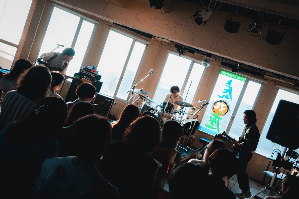 canon_kanno's tweet photo. EG &amp; his Drawers @江ノ島・虎丸座、ありがとうございました！！！

海を見ながらのライブ最高でした！
わっちとのセッションも楽しかった！
フォズ曲もやれて嬉しい☺️

来年3/21の渋谷クアトロもよろしくお願いします！！！ https://t.co/3DXvUnDmfG